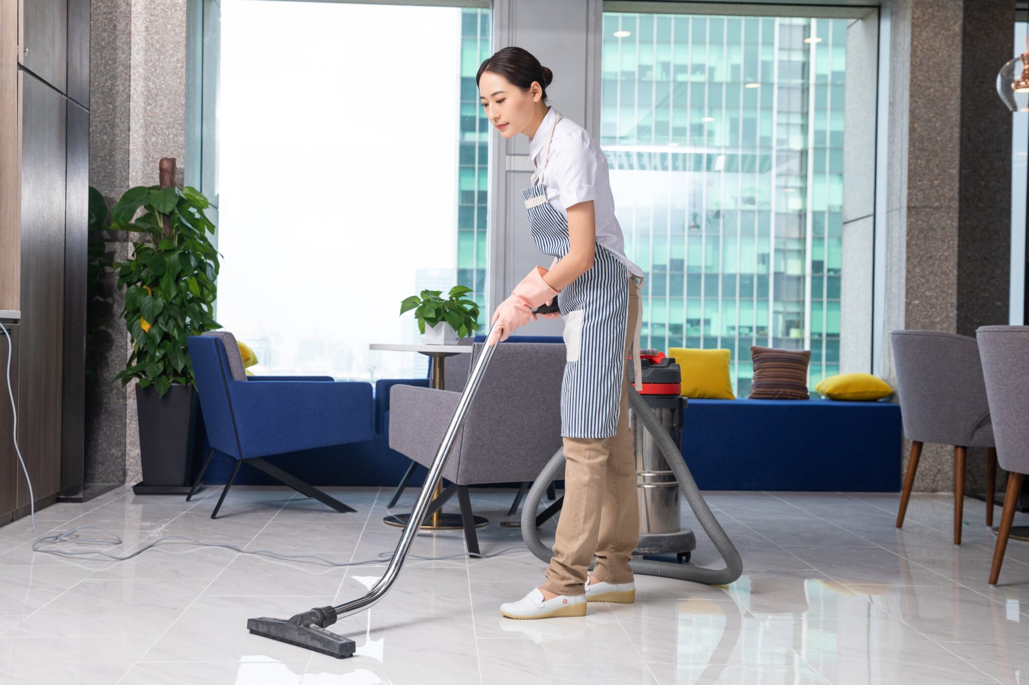 Посуда с енотом. В алматы енот забрался в чужой дом и помыл посуду. Женщина в магазине вытирает пол на фоне робота-пылесоса. Мытье посуды в чужом доме примета. Гора посуды.