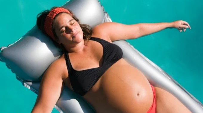 Pros and Cons of Tanning While Pregnant